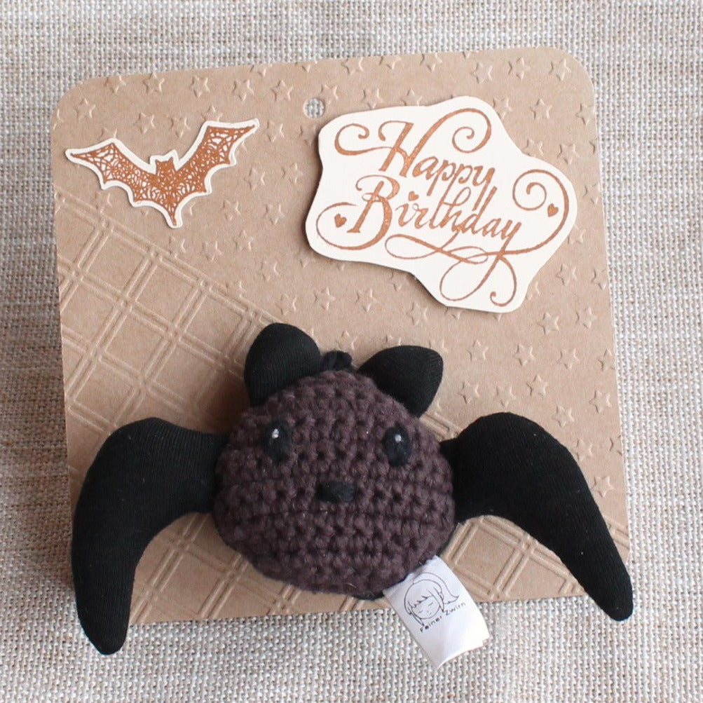 Kleines Mitbringsel zum Geburtstag – handgehäkelter Fledermaus Schlüsselanhänger mit Geburtstagskarte, außergewöhnliches Geschenk für Freundinnen