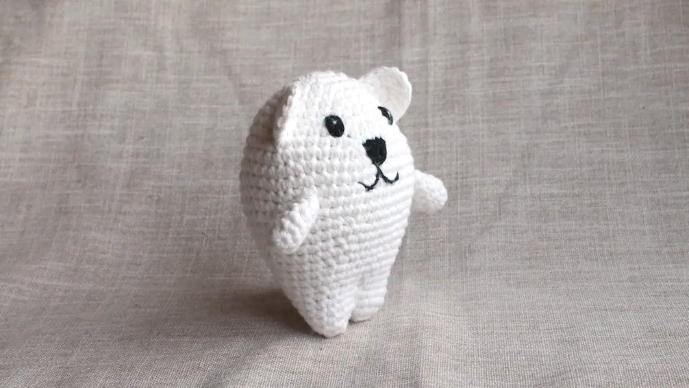 Weiches Häkel-Kuscheltier zur Taufe – handgefertigter Teddybär als Geschenkidee für Babys