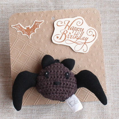 Kleines Mitbringsel zum Geburtstag – handgehäkelter Fledermaus Schlüsselanhänger mit Geburtstagskarte, außergewöhnliches Geschenk für Freundinnen