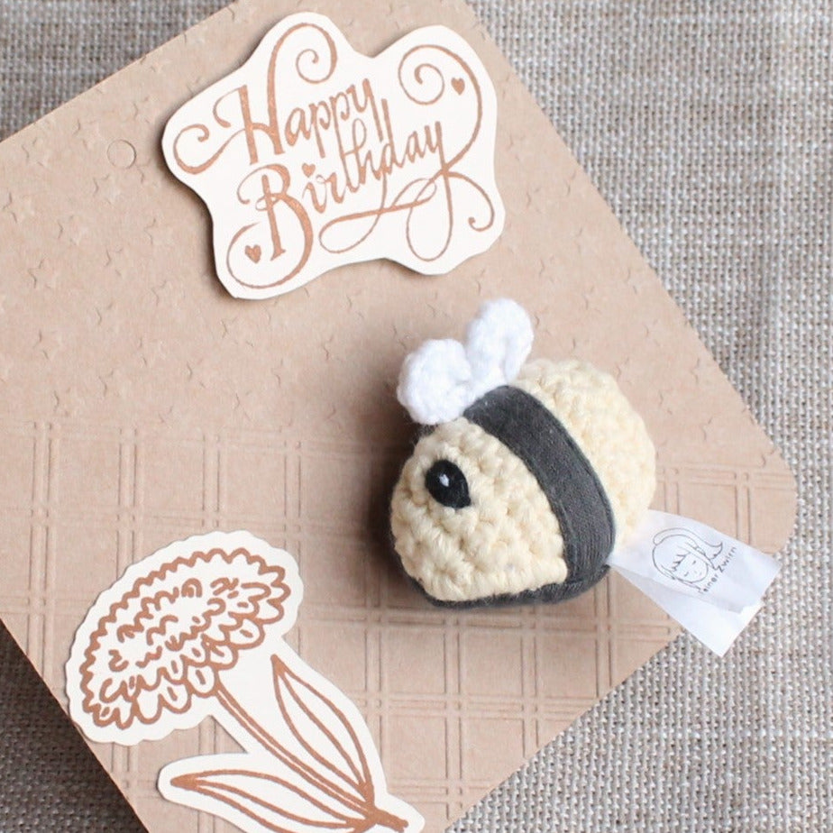 kleines Mitbringsel für die beste Freundin zum geburtstag. kleiner Bienen schlüesselanhänger mit geburtstagskarte