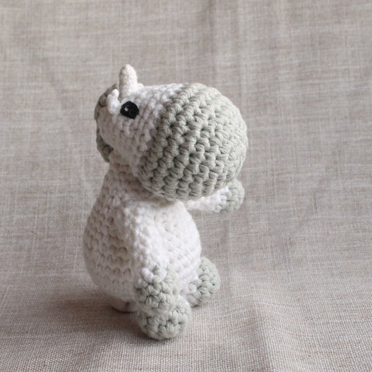 nahaufnahme von tamy das einhorn. handgemachtes kuscheltier von feiner zwirn