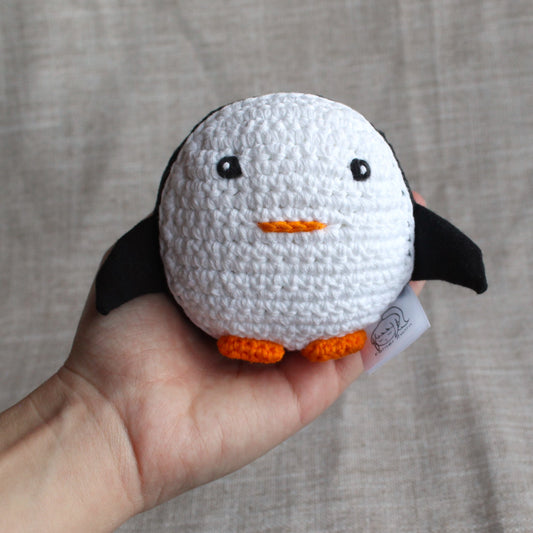 frontansicht von kuscheltier pinguin sven