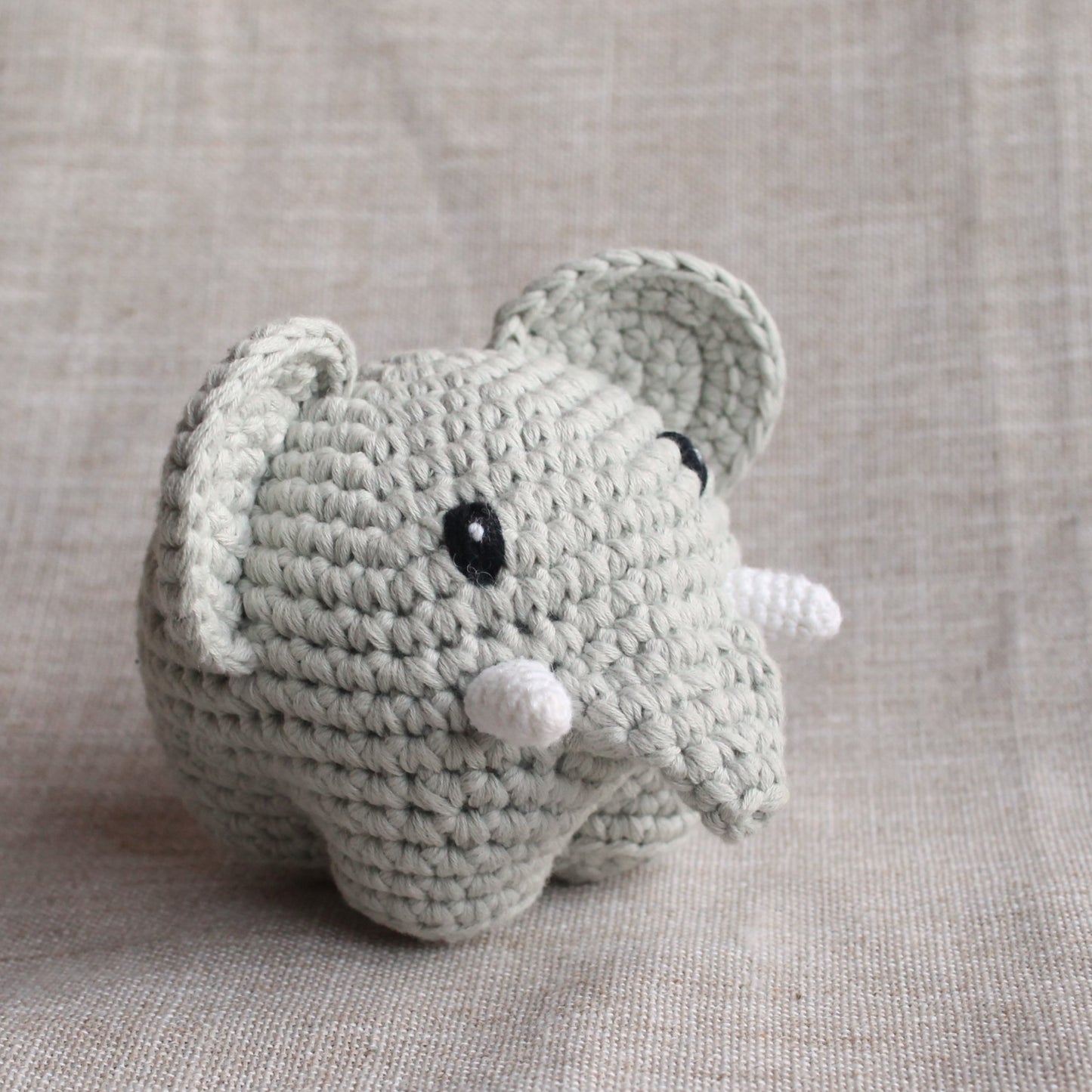 Kuscheltier Elefant Carl von der Seite – kleines Plüschtier aus Nepal, Seitenansicht