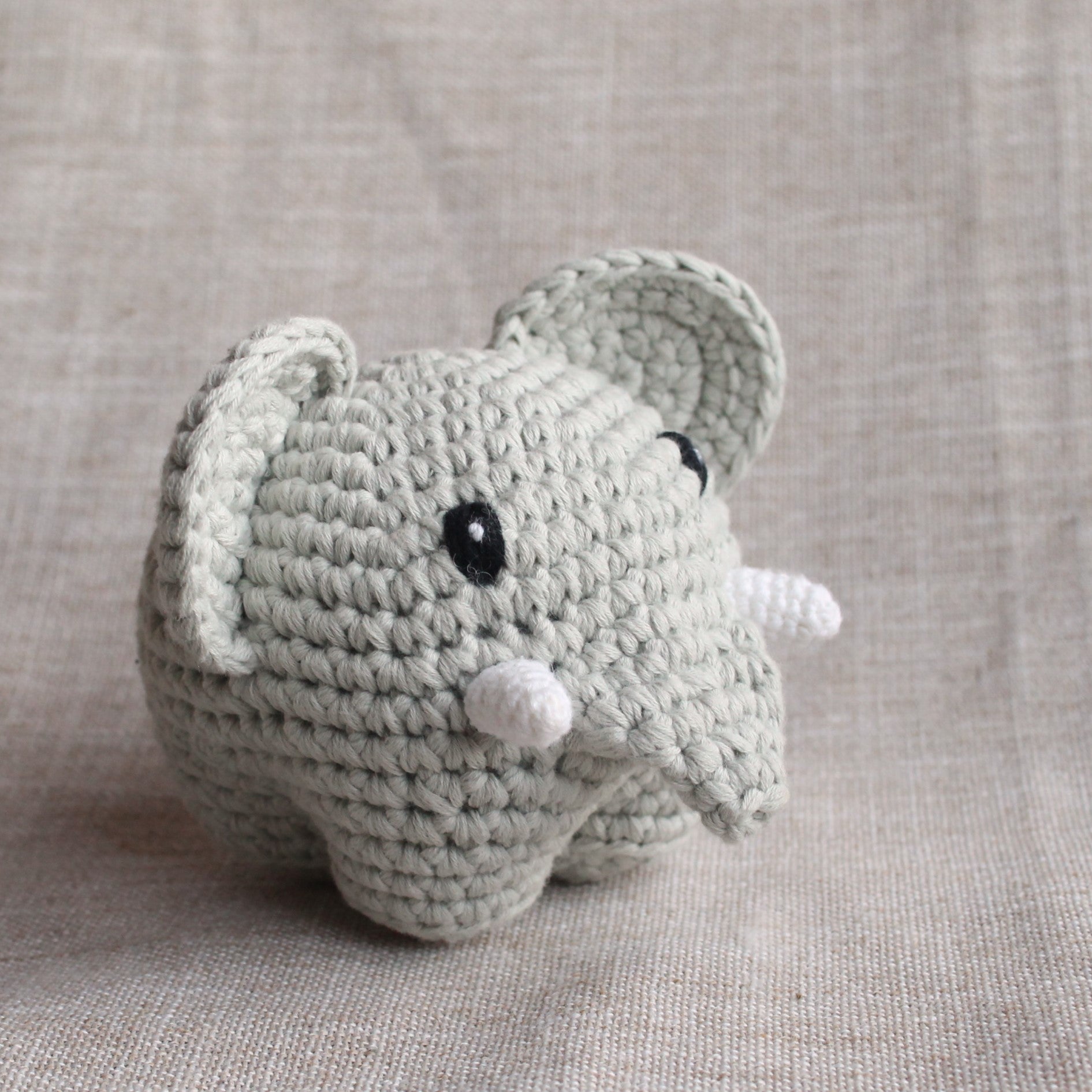 Kuscheltier Elefant Carl von der Seite – kleines Plüschtier aus Nepal, Seitenansicht