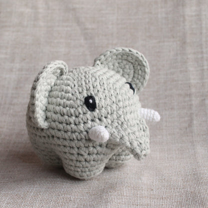 Kuscheltier Elefant Carl von der Seite – kleines Plüschtier aus Nepal, Seitenansicht