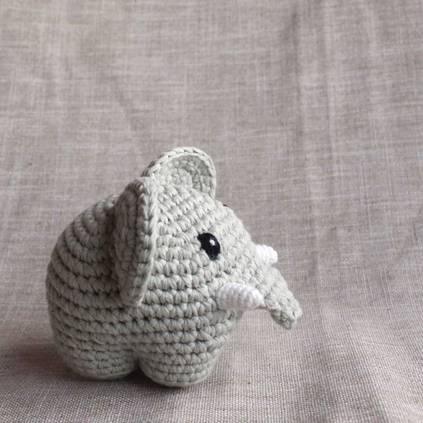 Kuscheltier Elefant Carl Rückansicht – handgemachtes Babyspielzeug, fair produziert