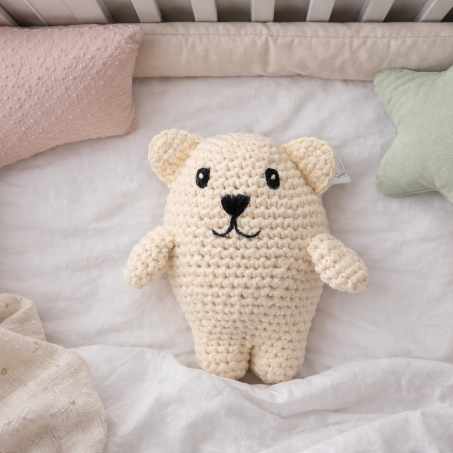 Baby Kuscheltier Bär Bärnd im Babybett - Lifestyle Ansicht