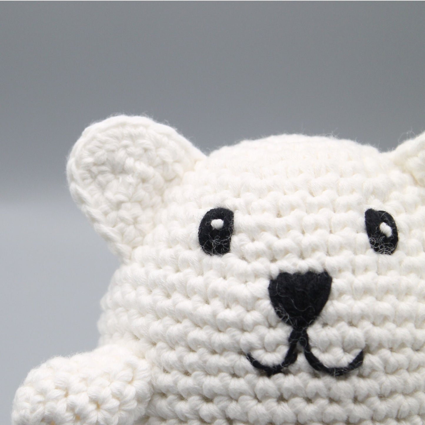 Gehäkeltes Bär Kuscheltier Nahaufnahme - handgesticktes Gesicht
