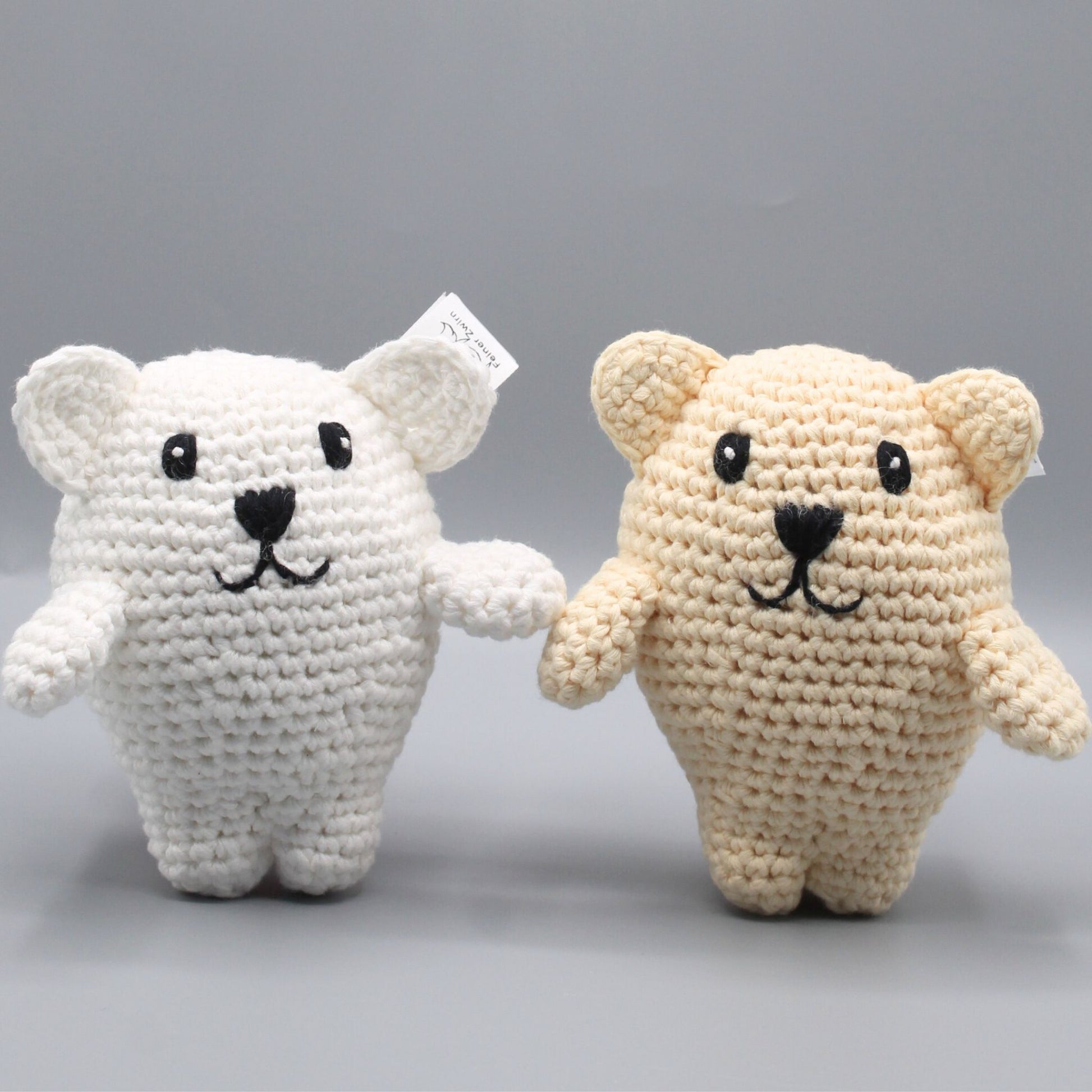 Handgemachte Bär Kuscheltiere in Aprikose und Weiß - gehäkelt für Babys