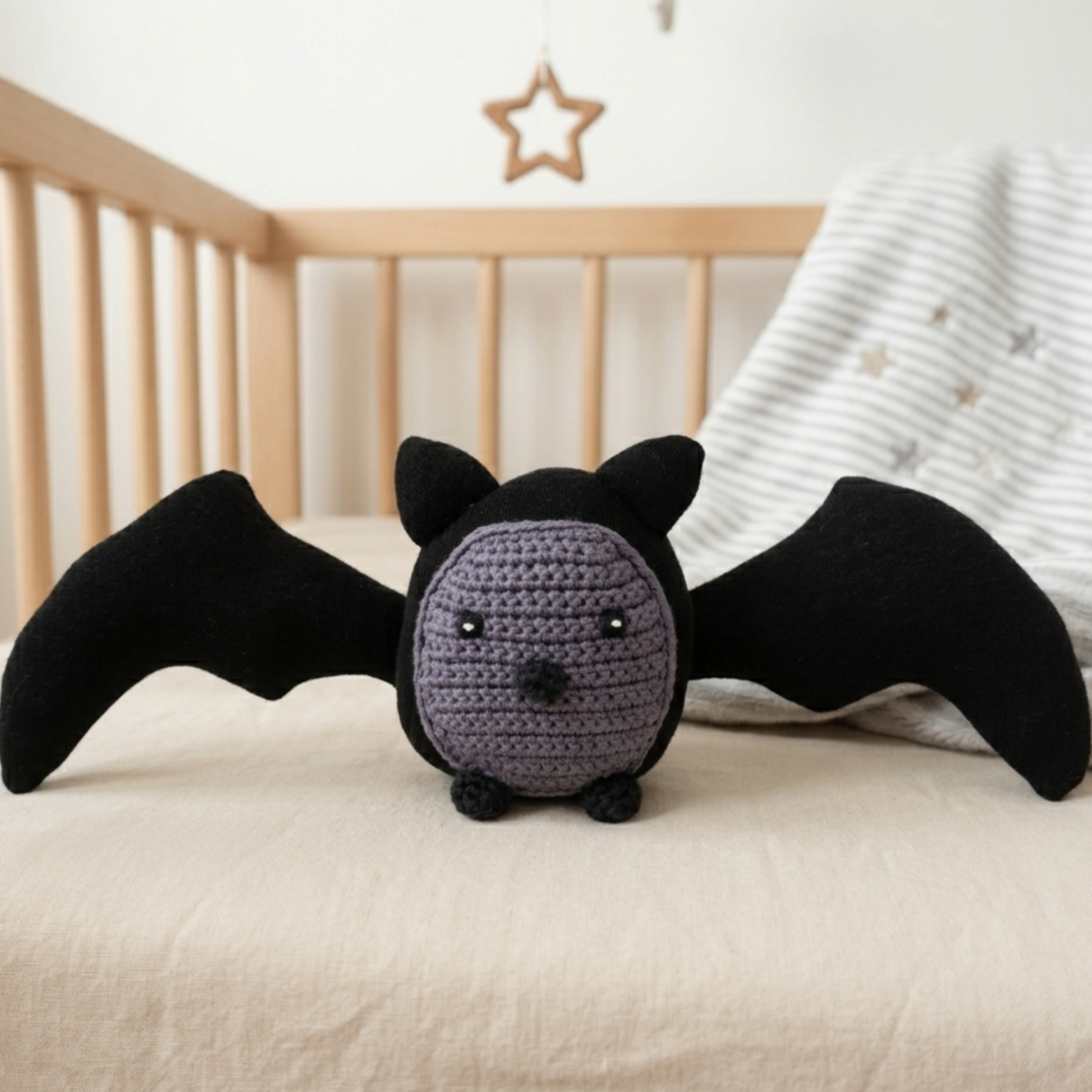 Baby Kuscheltier Fledermaus Melanie im Kinderbett - Lifestyle Ansicht