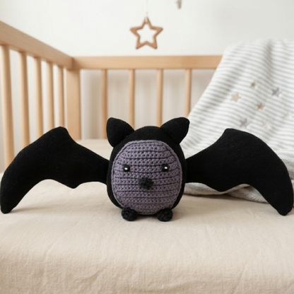 Baby Kuscheltier Fledermaus Melanie im Kinderbett - Lifestyle Ansicht