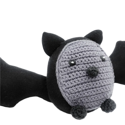 Gehäkeltes Fledermaus Kuscheltier Nahaufnahme - handgemachtes Gesicht