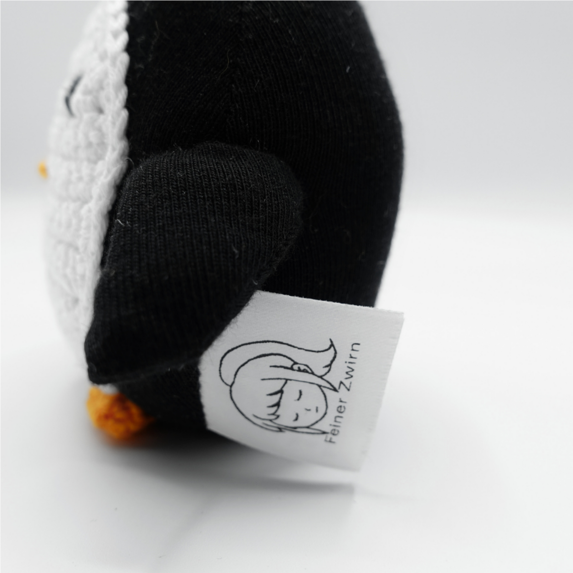 Baby Kuscheltier Pinguin Seitenansicht - steht eigenständig