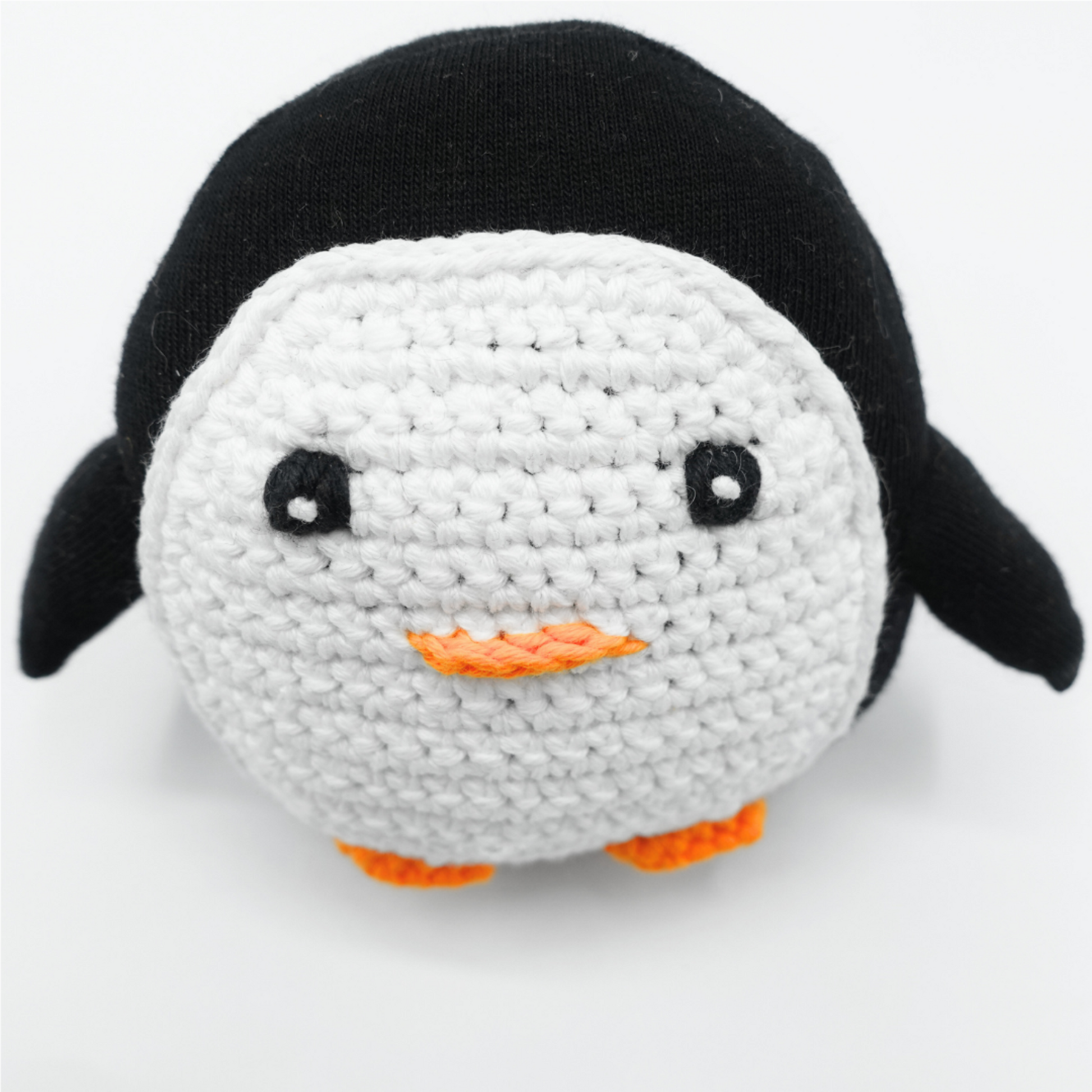 Gehäkeltes Pinguin Kuscheltier Nahaufnahme - handgemachtes Gesicht