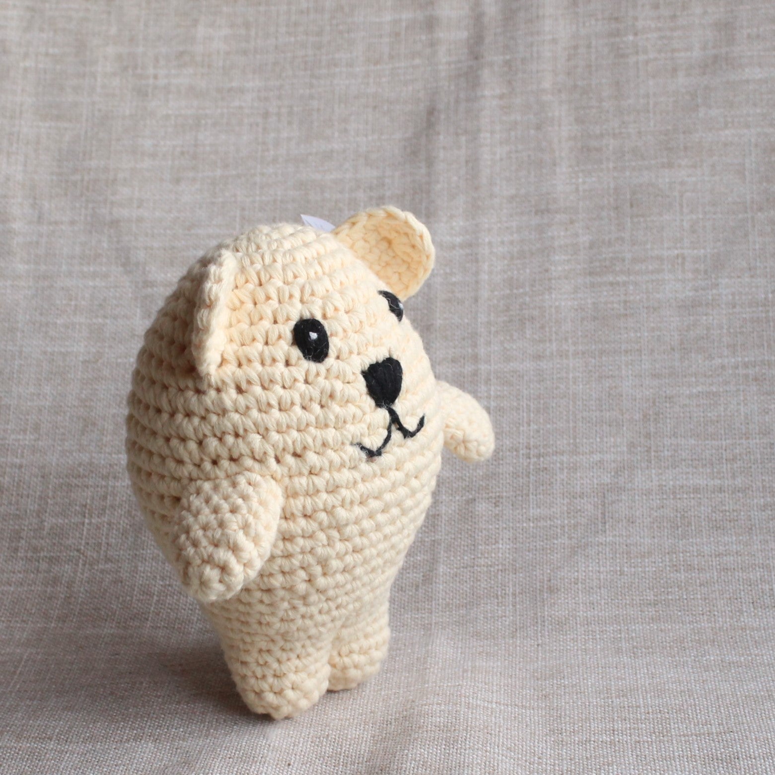 handgefertigter teddybaer von feiner zwirn.